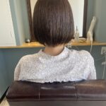 軽めのボブで大人女性でも扱いやすく上品なスタイルです。