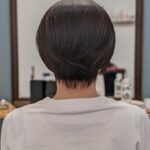 首をスッキリ見せることで首元が細く見えます