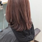 レイヤースタイルにピンク系のカラーで柔らかく上品な印象に。
